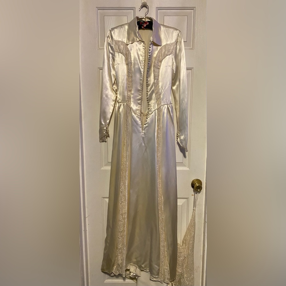 Vintage Wedding Dress Gown Lace Train Top Button Classic Long Sleeve